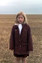 一只光脚走路的鞋