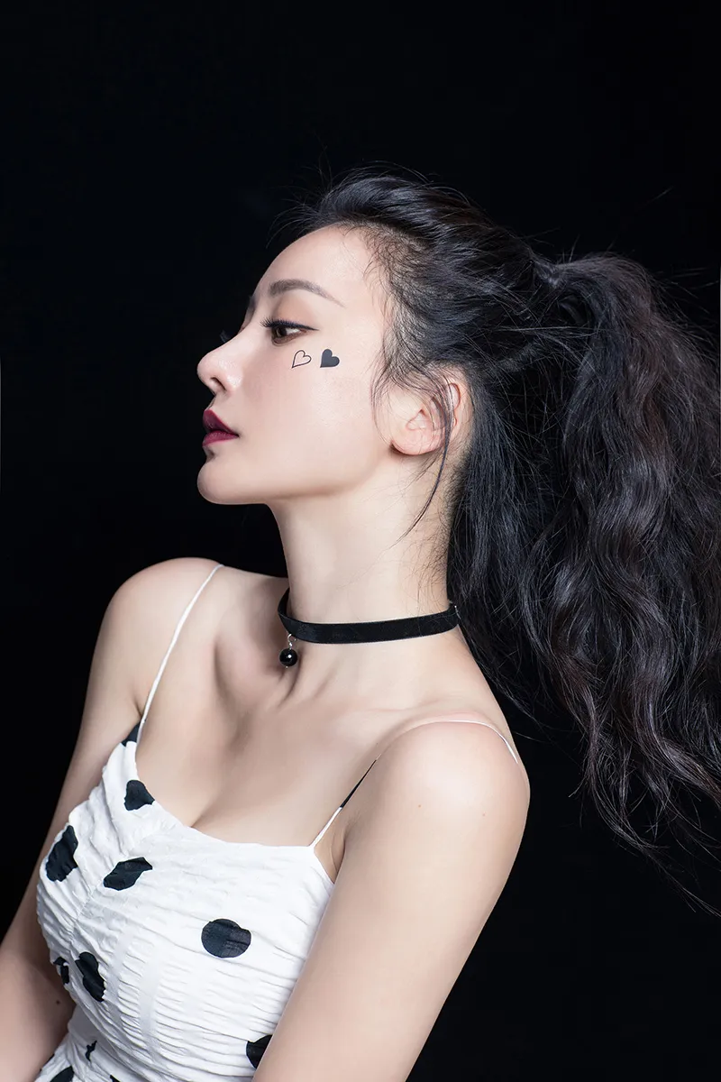  Liu Yan (actress) 爱心眼妆蓬松马尾戴choker.JPG