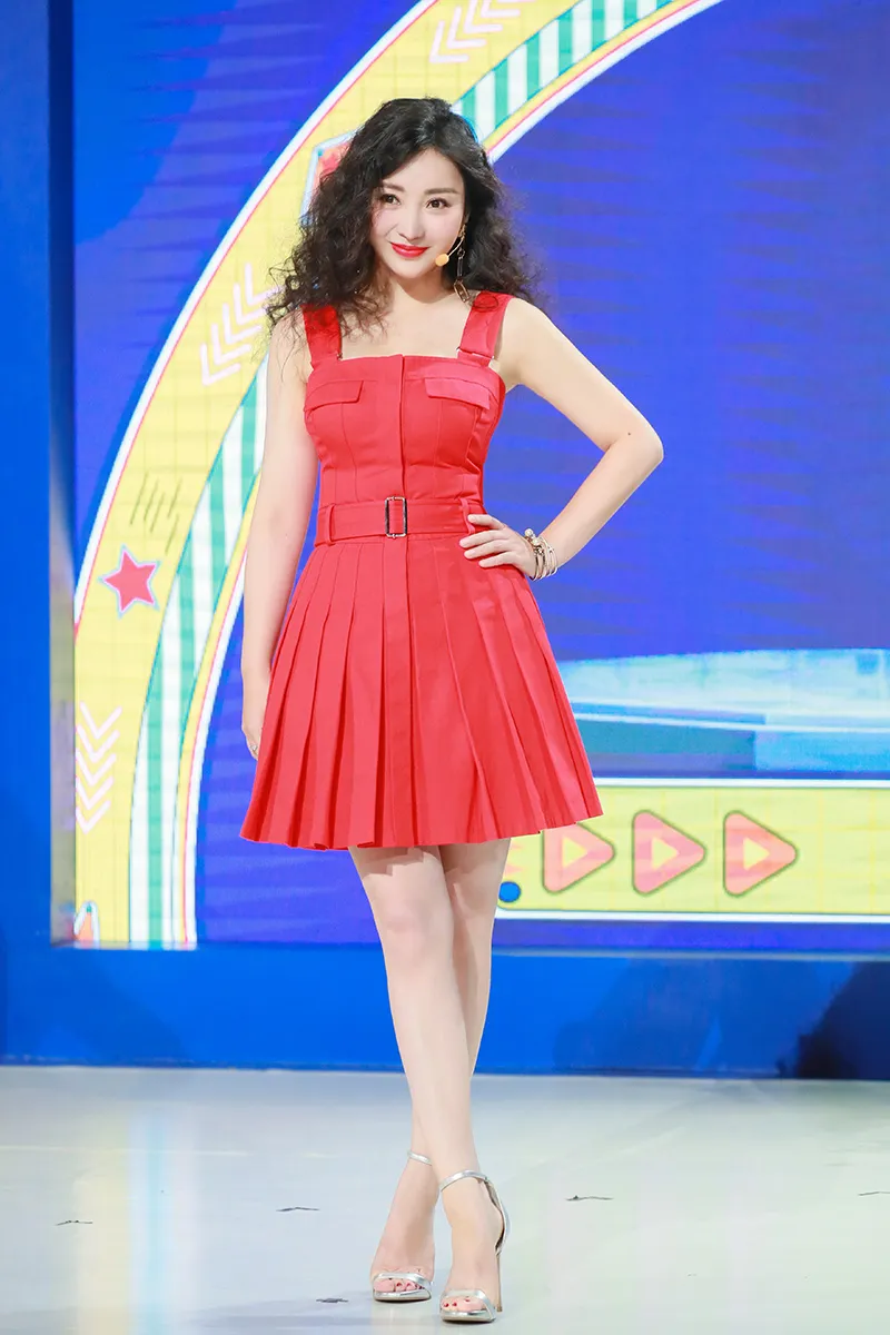 Liu Yan (actress-actress) wears a red pleated dress with a bright and touching 4. JPG