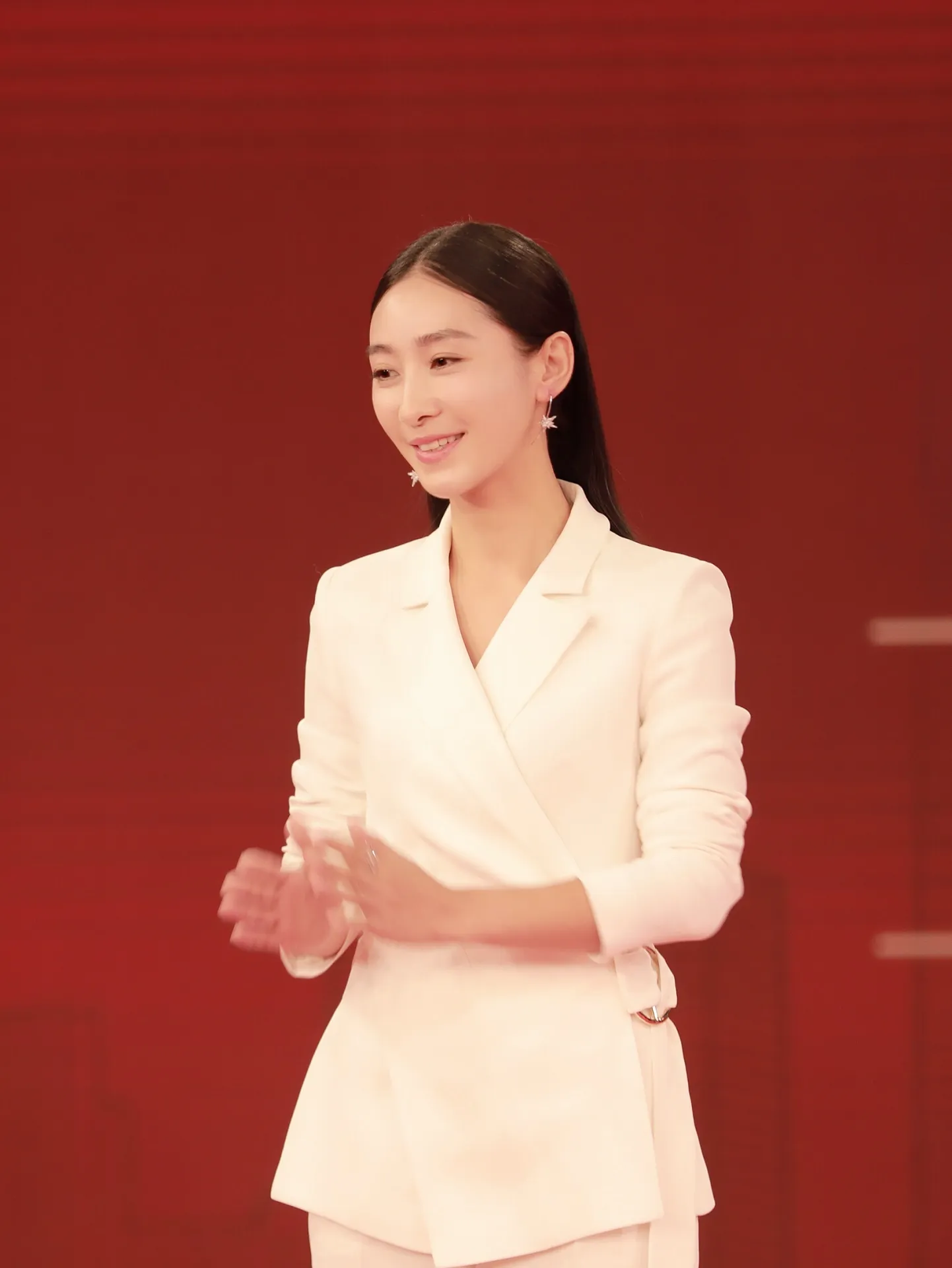 Tao Xinran white suit fashionable and elegant. JPG