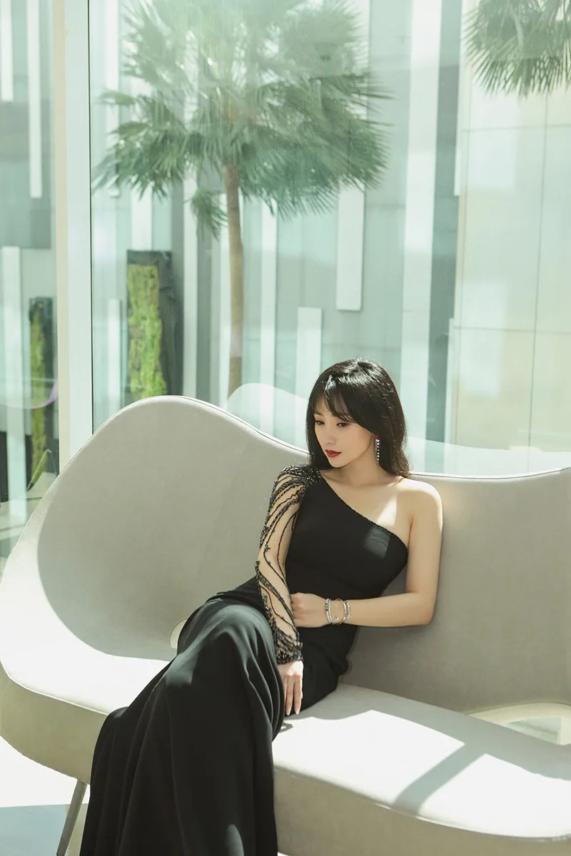  Liu Yan (actress) 斜肩礼服好身材一览无余2.jpg