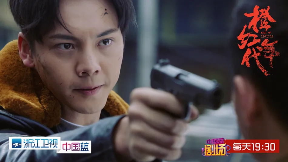 1. Liu ziguang points gun at nie wanfeng. JPG