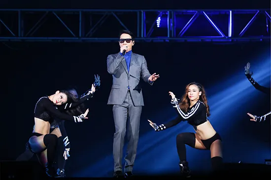 小巨蛋變身大型KTV,歌迷們大聲唱和.jpg 小巨蛋變身大型KTV,歌迷們大聲唱和.jpg