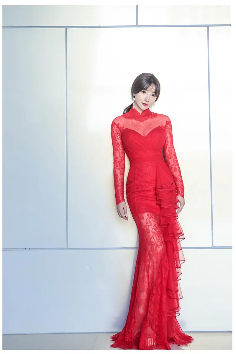  Liu Yan (actress) 修身长裙秀蜂腰纤臂 低扎马尾更衬温柔2.jpg