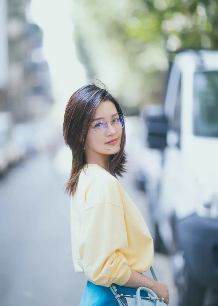 李沁秋日写真笑容明媚 (4).jpg