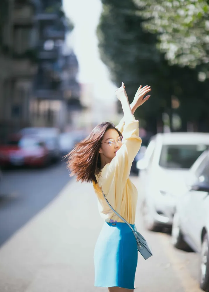 李沁秋日写真笑容明媚 (5).jpg