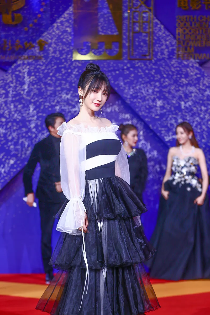  Liu Yan (actress)  亮相第28届金鸡百花电影节闭幕式红毯1.jpg