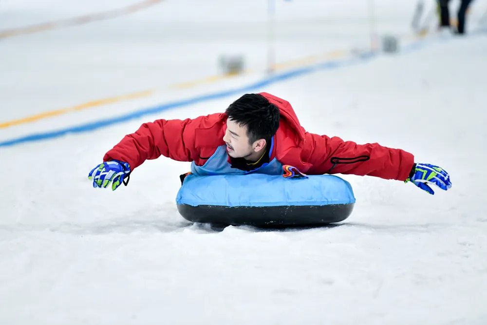  Jiayin Lei 自创轮胎滑雪.jpg