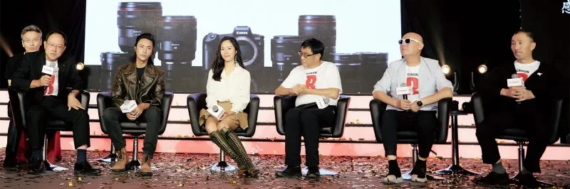 Jiang Yiyan poses with the guests