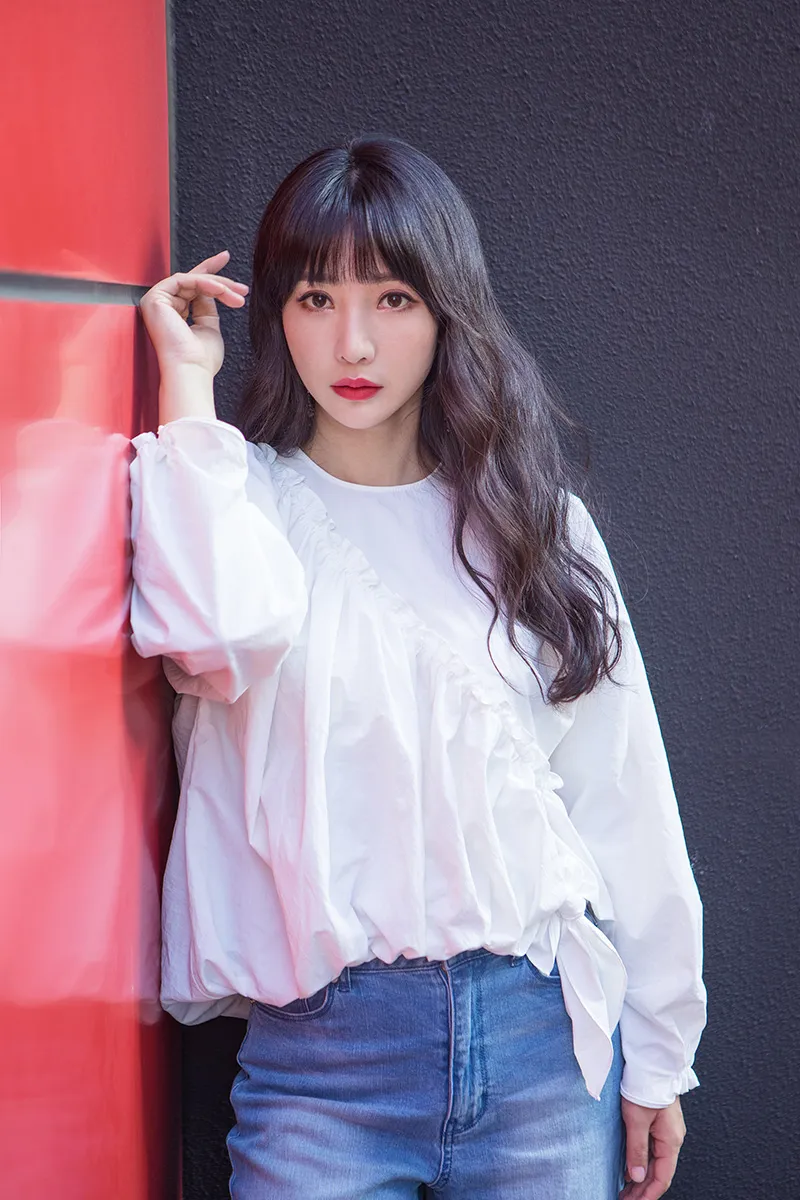 Liu Yan (actress-born) white shirt jeans street snap candid 5. JPG