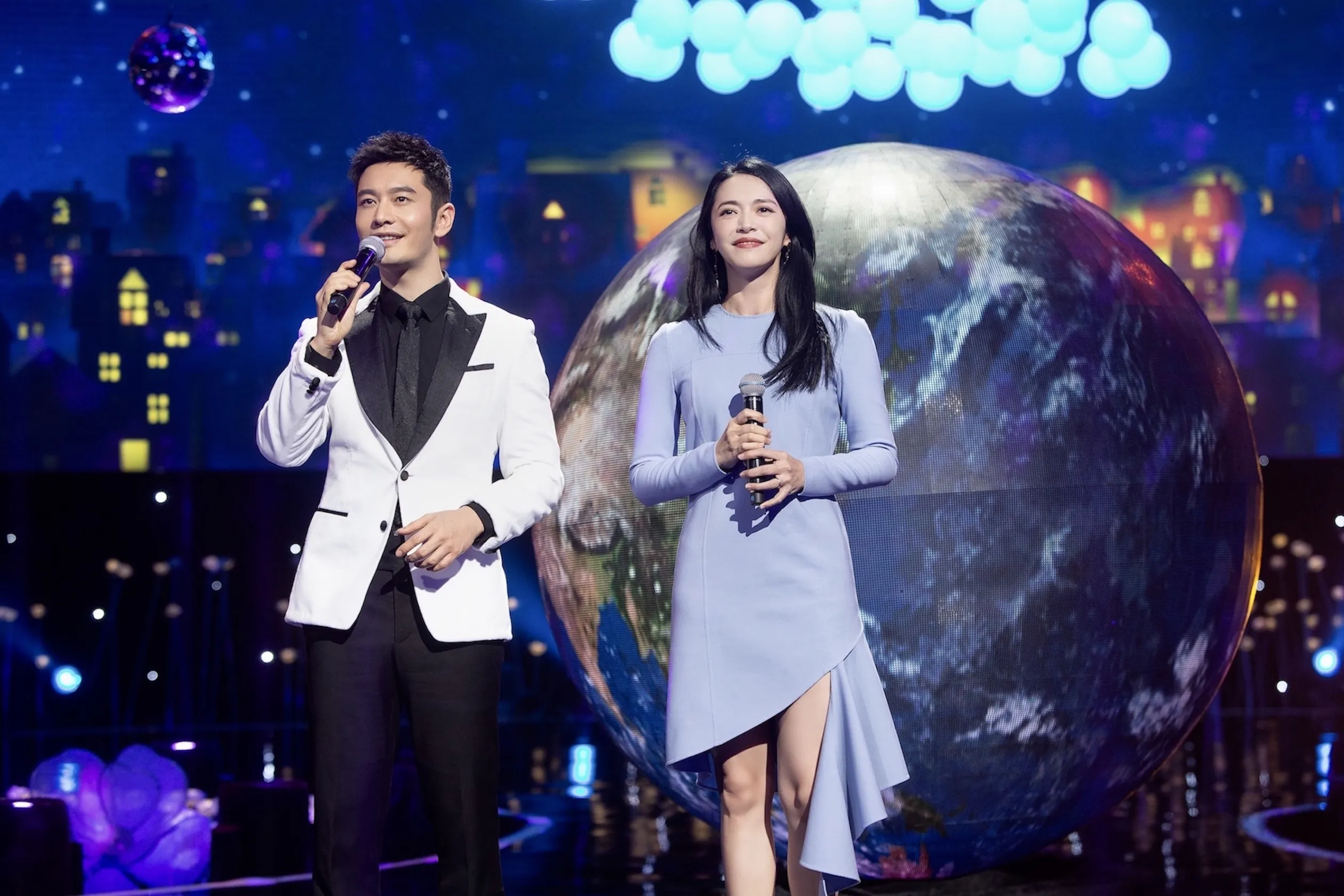  Xiaoming Huang 参加“爱的接力”电影频道公益盛典-与 Yao Chen 合唱《星光》.JPG