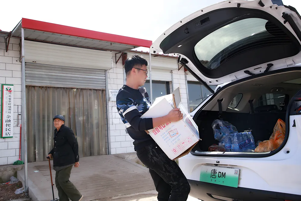 Related story Wang Xun sweeps up goods for elderly supermarket. JPG