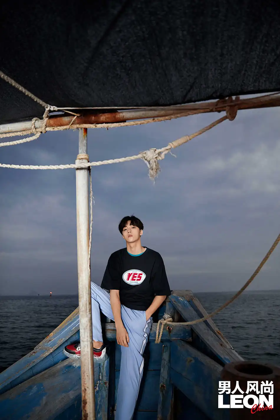 陈立农 倚靠栏杆随性自在.jpg