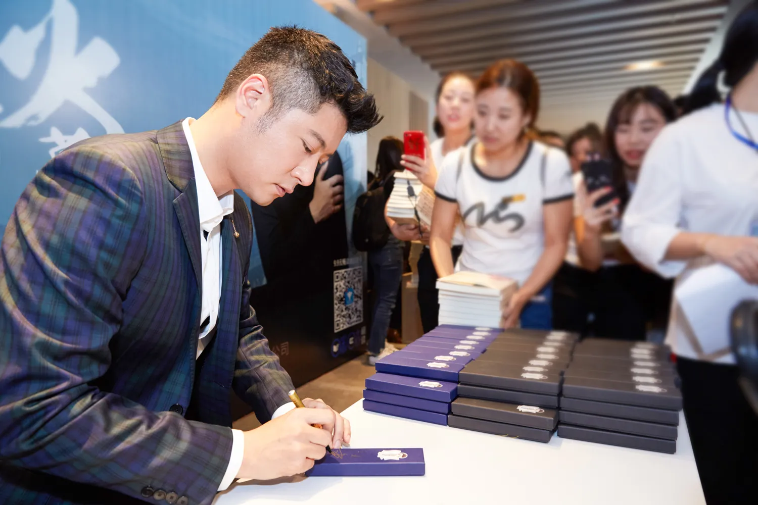 Zhong Ren signs for bookmark box. JPG