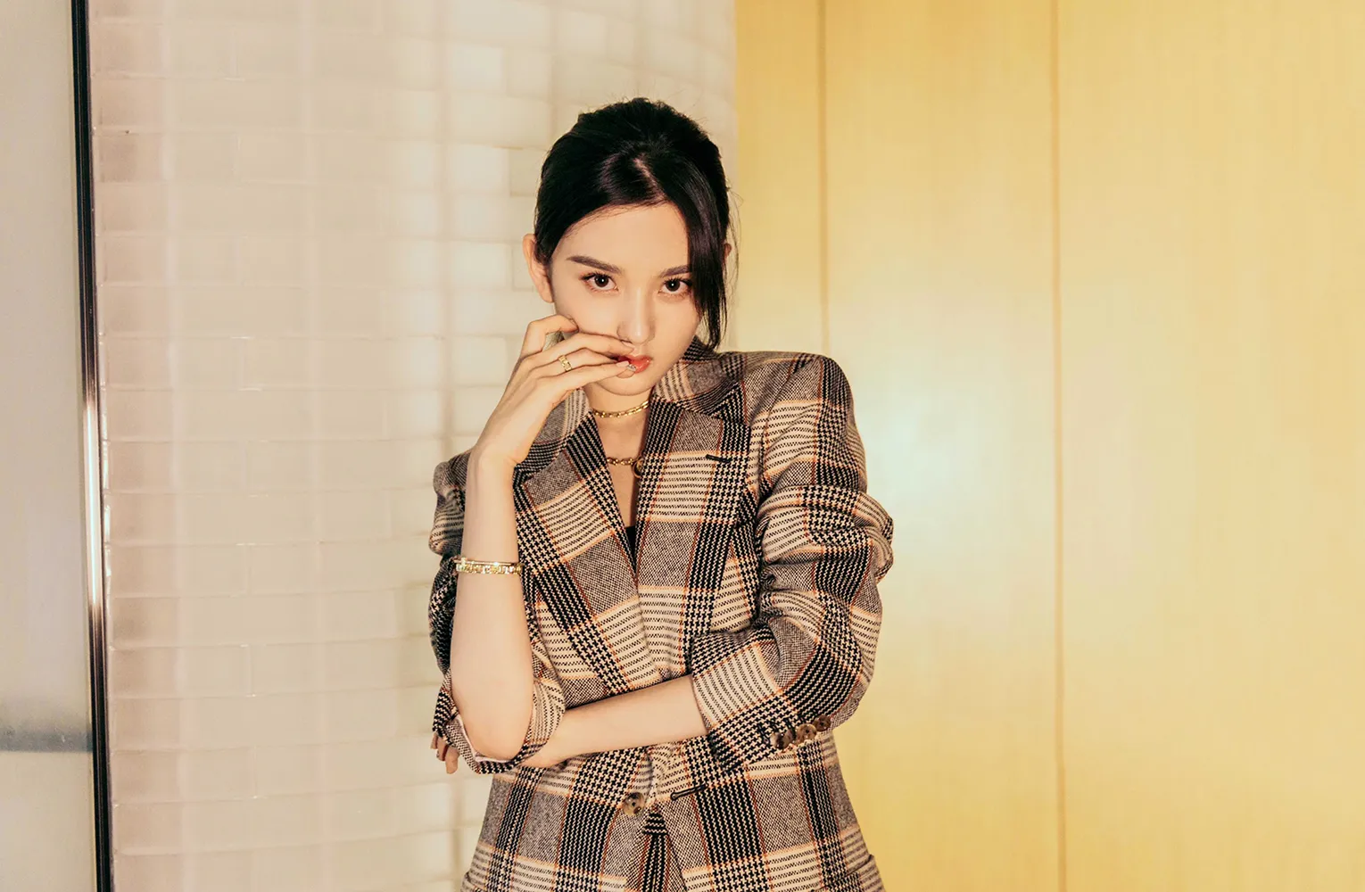 宋祖儿西装亮相时尚先生盛典  英气十足获“年度品质演员” 3.jpg