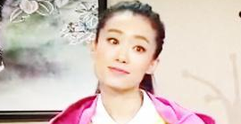 冯巩“女儿” 杨幂同学 出道10年都没走红 却在春晚跷二郎腿爆红