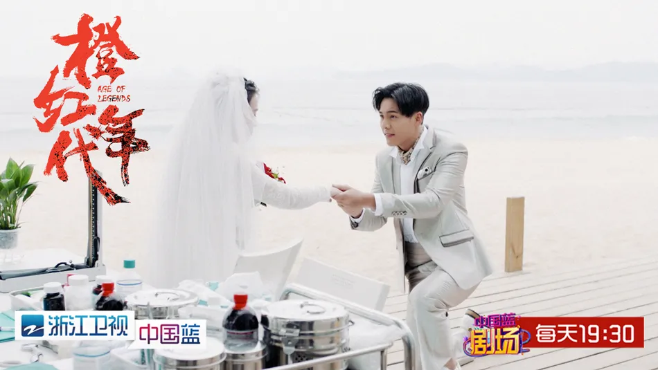 2. Liu ziguang kneels on one knee to propose to hu rong.jpg