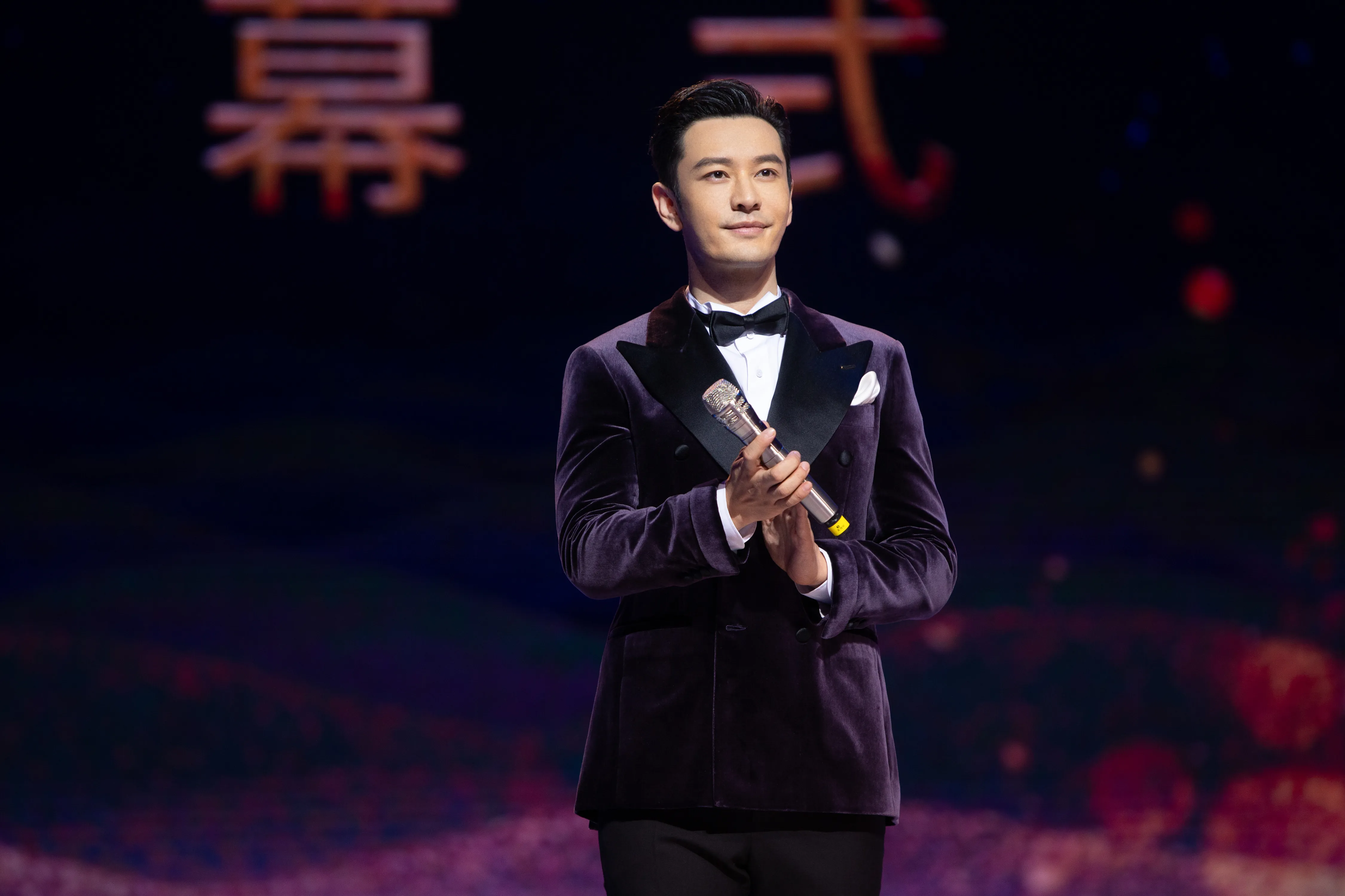 Xiaoming Huang 一身丝绒西装造型亮相第28届中国金鸡百花电影节开幕式.jpg