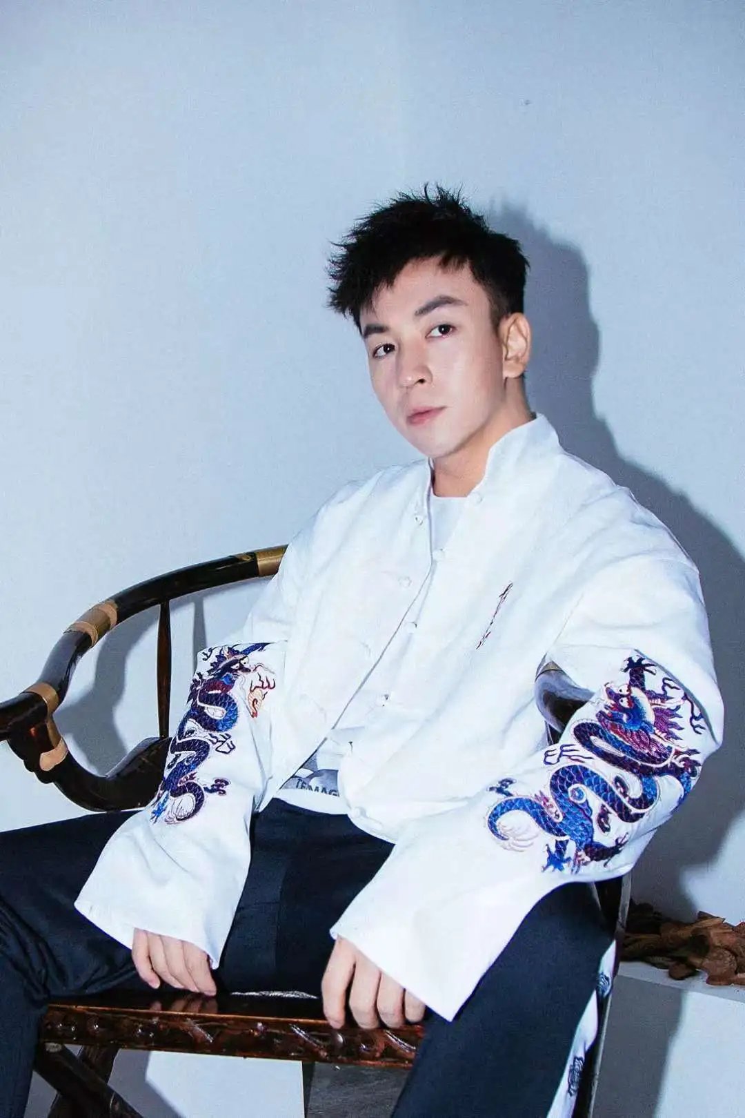 释小龙 气质儒雅.jpg