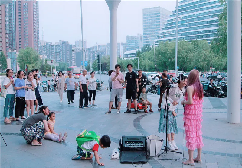 最美校花张朵依萌宠玉兔 .JPG