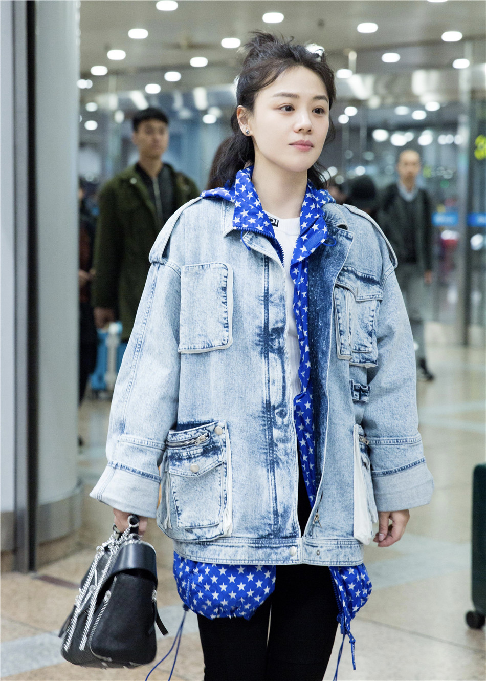 马思纯深夜抵达北京机场 皮肤白皙大方微笑