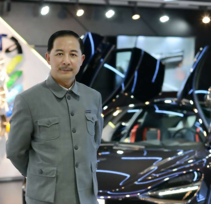  lin chi-ling 和 sun zhongshan 特型李男爵   一起亮相上海国际车展