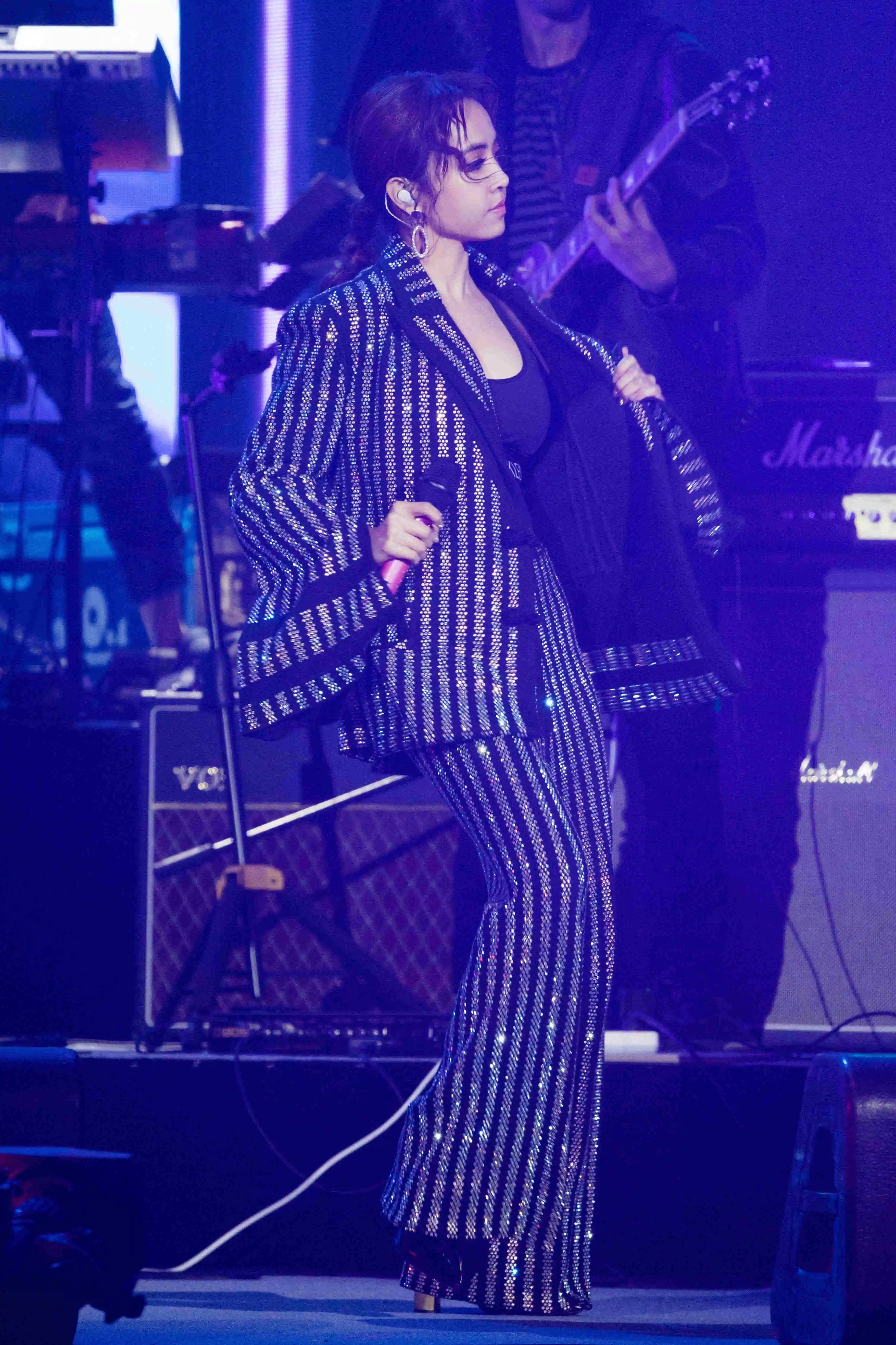 Jolin Tsai's shiny striped suit takes the stage to set off the atmosphere. JPG