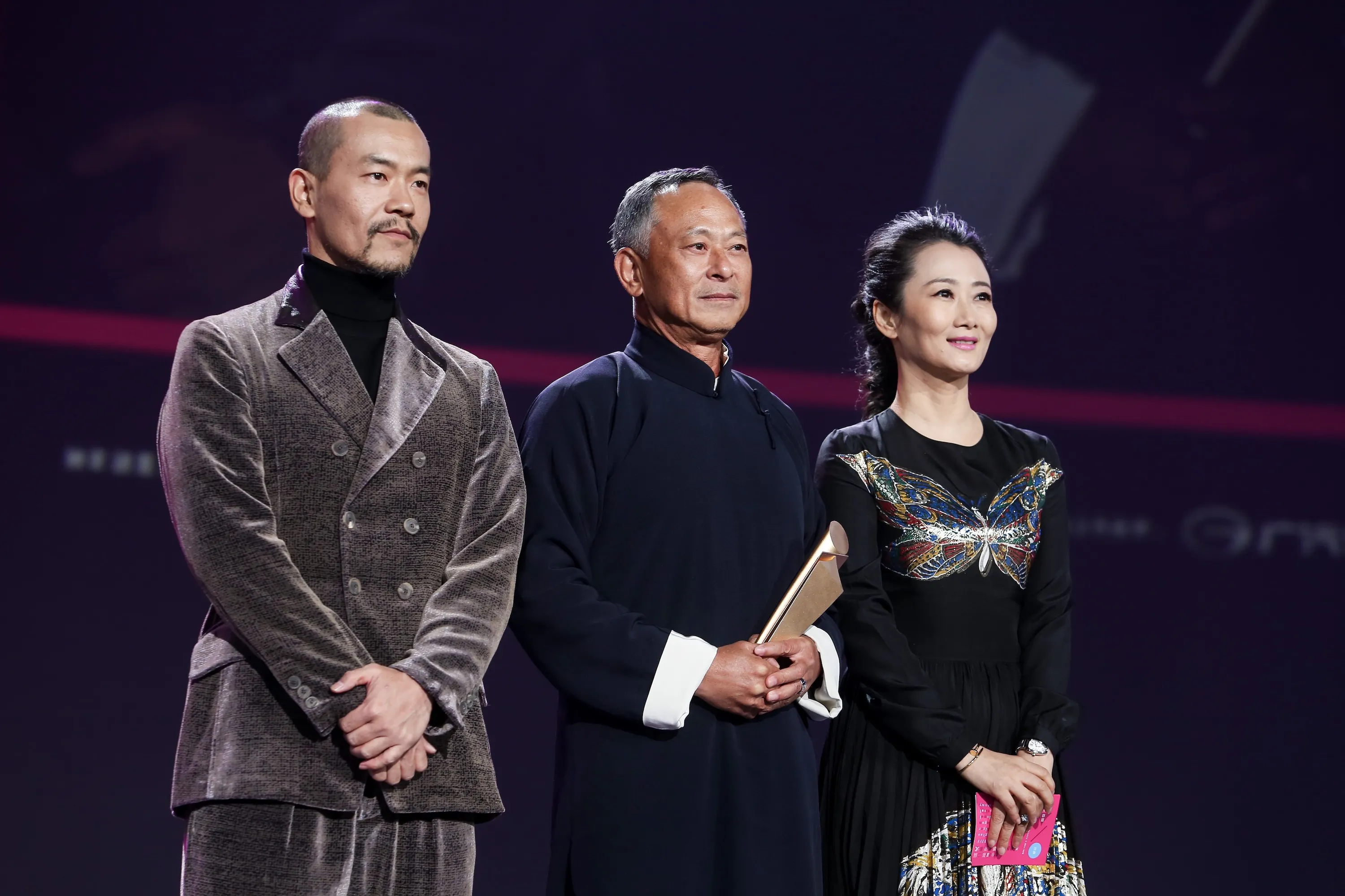 2, Liao Fan Zhao Tao presented awards for Johnnie To. JPG
