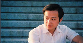 央视主播罗京逝世9年 墓地一片青葱铜像一尘不染 碑前一物让人泪目