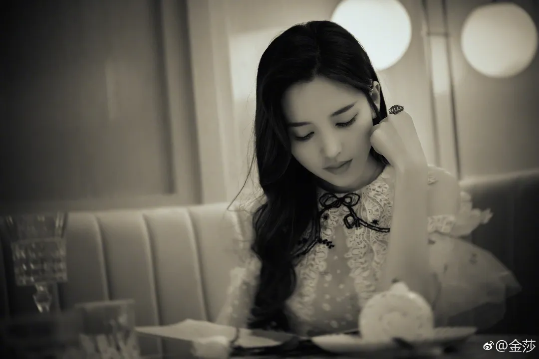 金莎低头.jpg