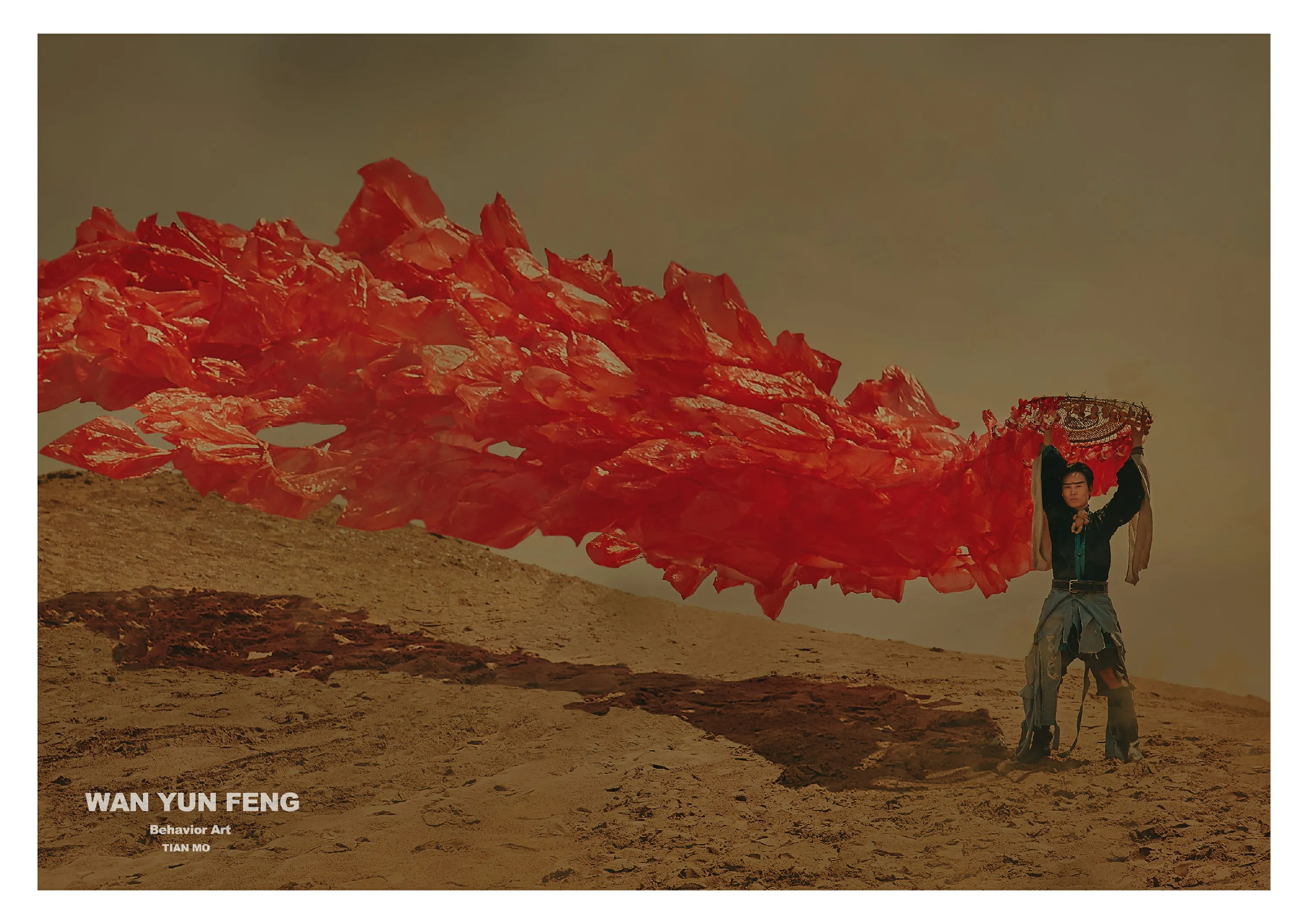 行為藝術家萬雲峯為宣傳環保在沙漠走秀12.jpg