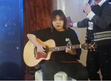 王七七大連籤售會嗨翻全場 原創“長得醜 活得久”引發大合唱145.png