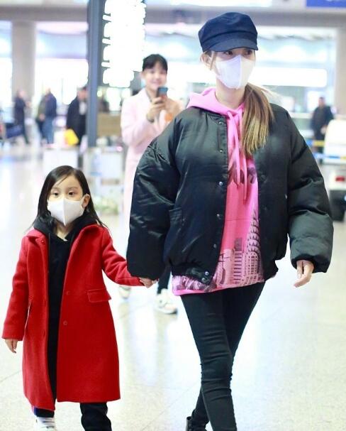  李小璐懒理离婚传闻 牵手女儿甜馨现身机场行色匆匆