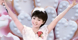 凭借一首歌红了几十年，年过半百嫁给一小鲜肉，幸福生活让人羡慕