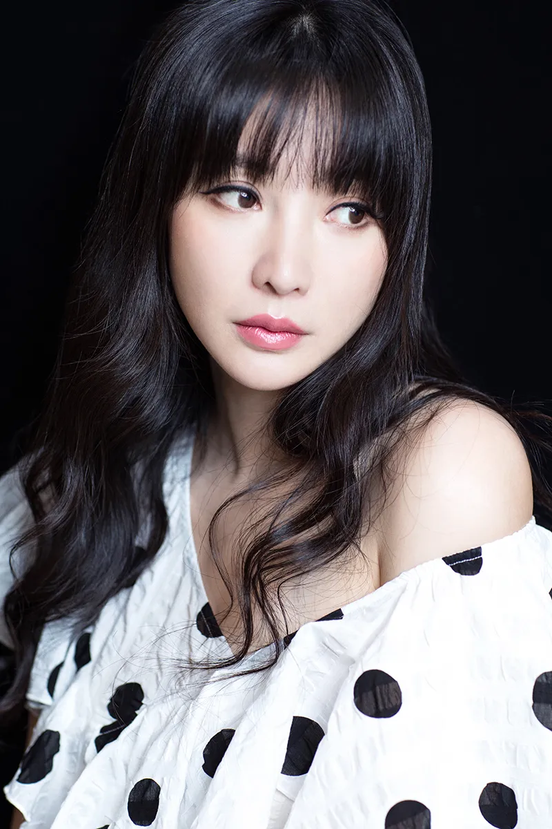  Liu Yan (actress) 长发飘飘性感又不失高级.jpg