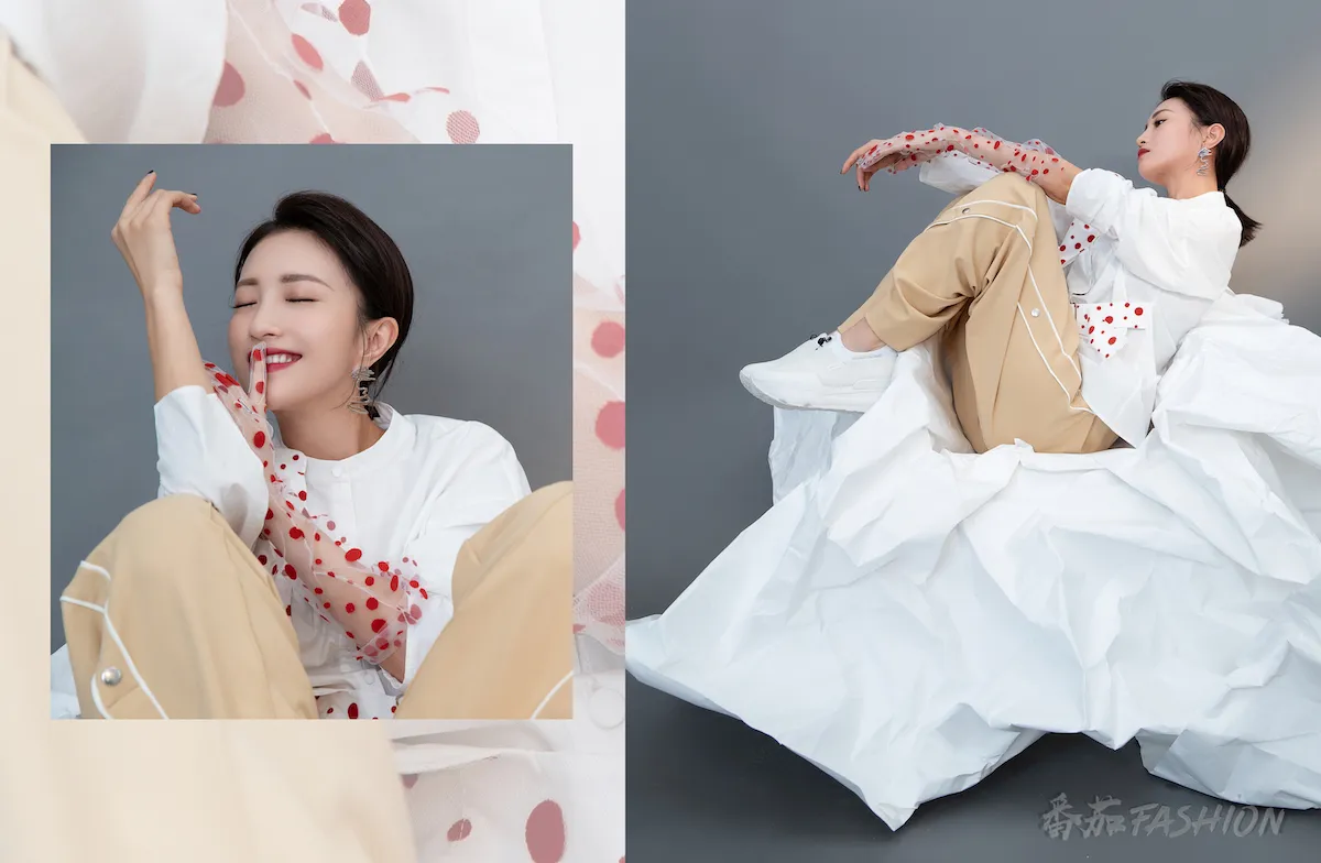 Wenjing Bao shows different charms.JPG