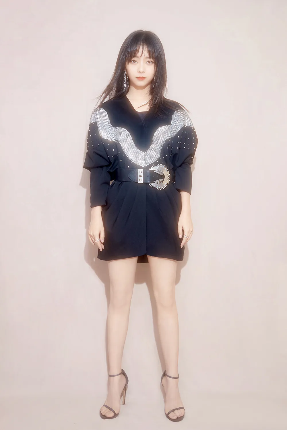  Tan Songyun 身穿黑色连衣裙搭配细带高跟鞋.jpg