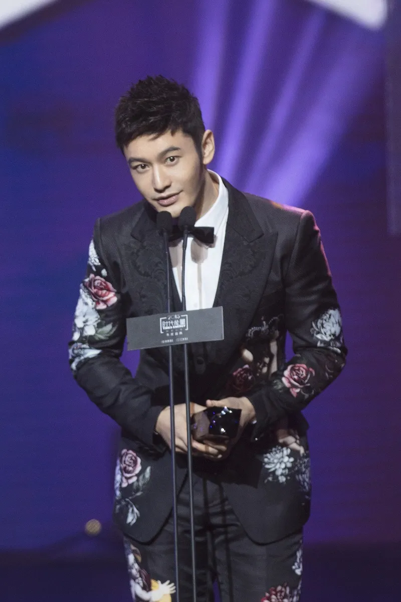 Fashion night - Xiaoming Huang accepts the prize. JPG