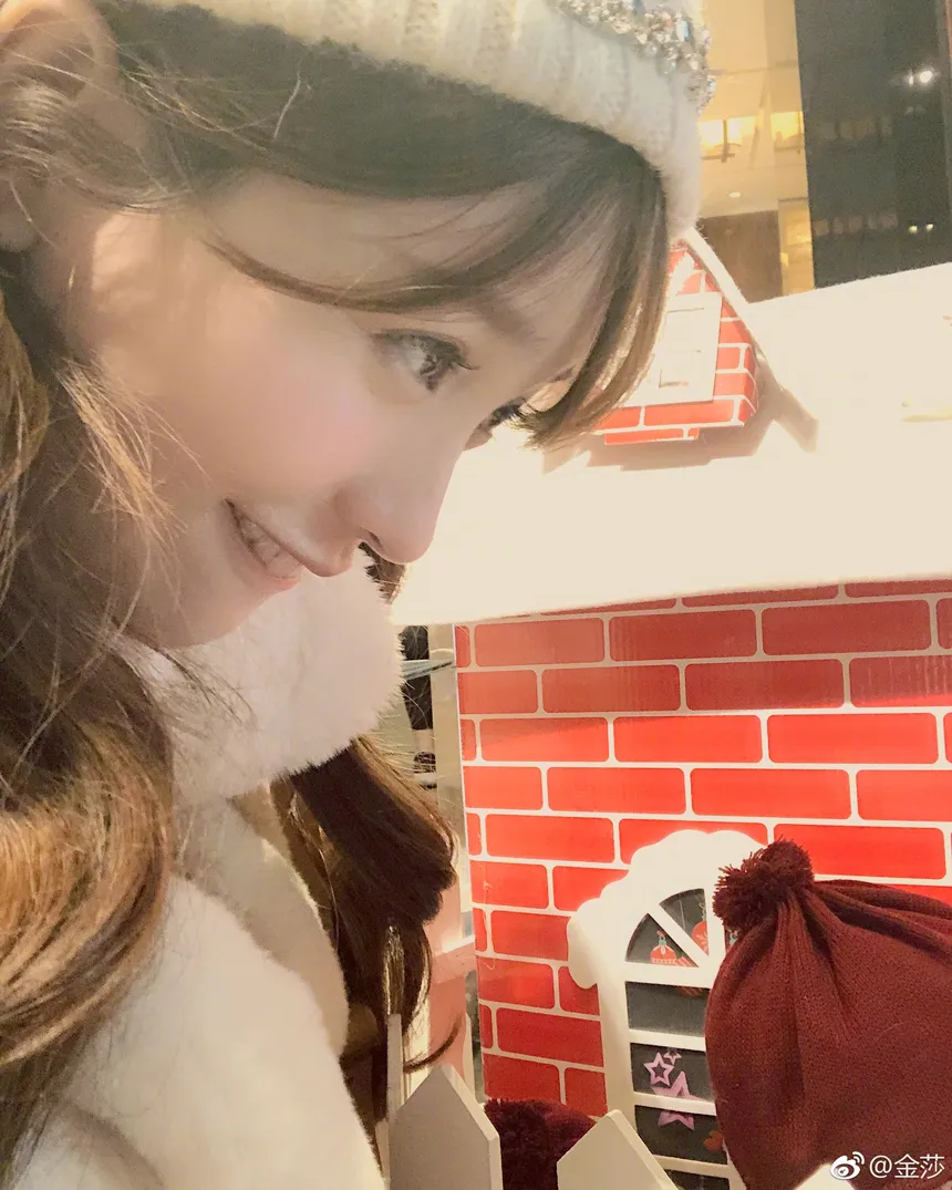 金莎俏皮可爱.jpg
