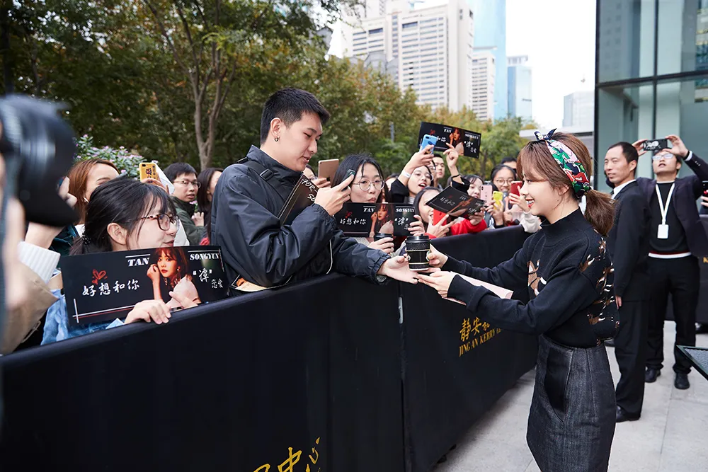 Tan Songyun intimate delivers coffee to fans. JPG