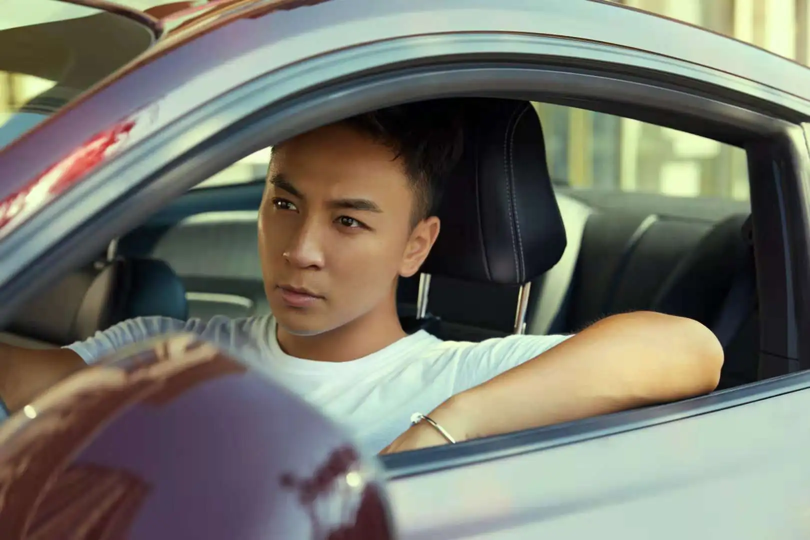 释小龙 目光坚定.jpg