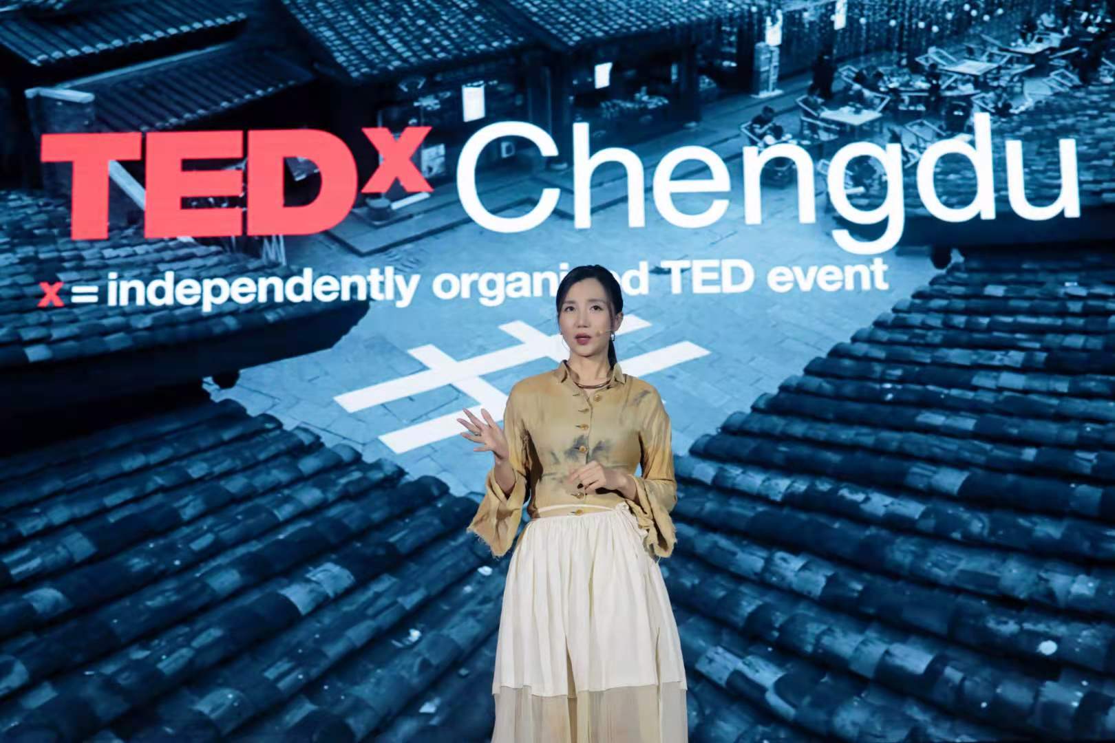 阿朵TEDx演讲金句频出：困境是化了妆的祝福