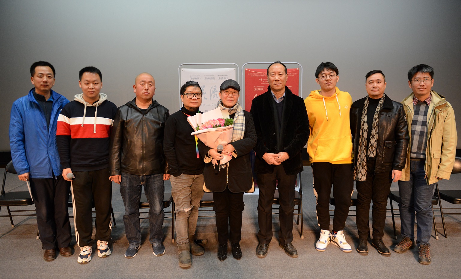 《红花绿叶》圣诞节点映      导演刘苗苗自嘲胆子太大了