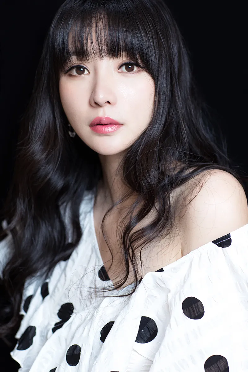  Liu Yan (actress) 长发披肩眉目有情.jpg