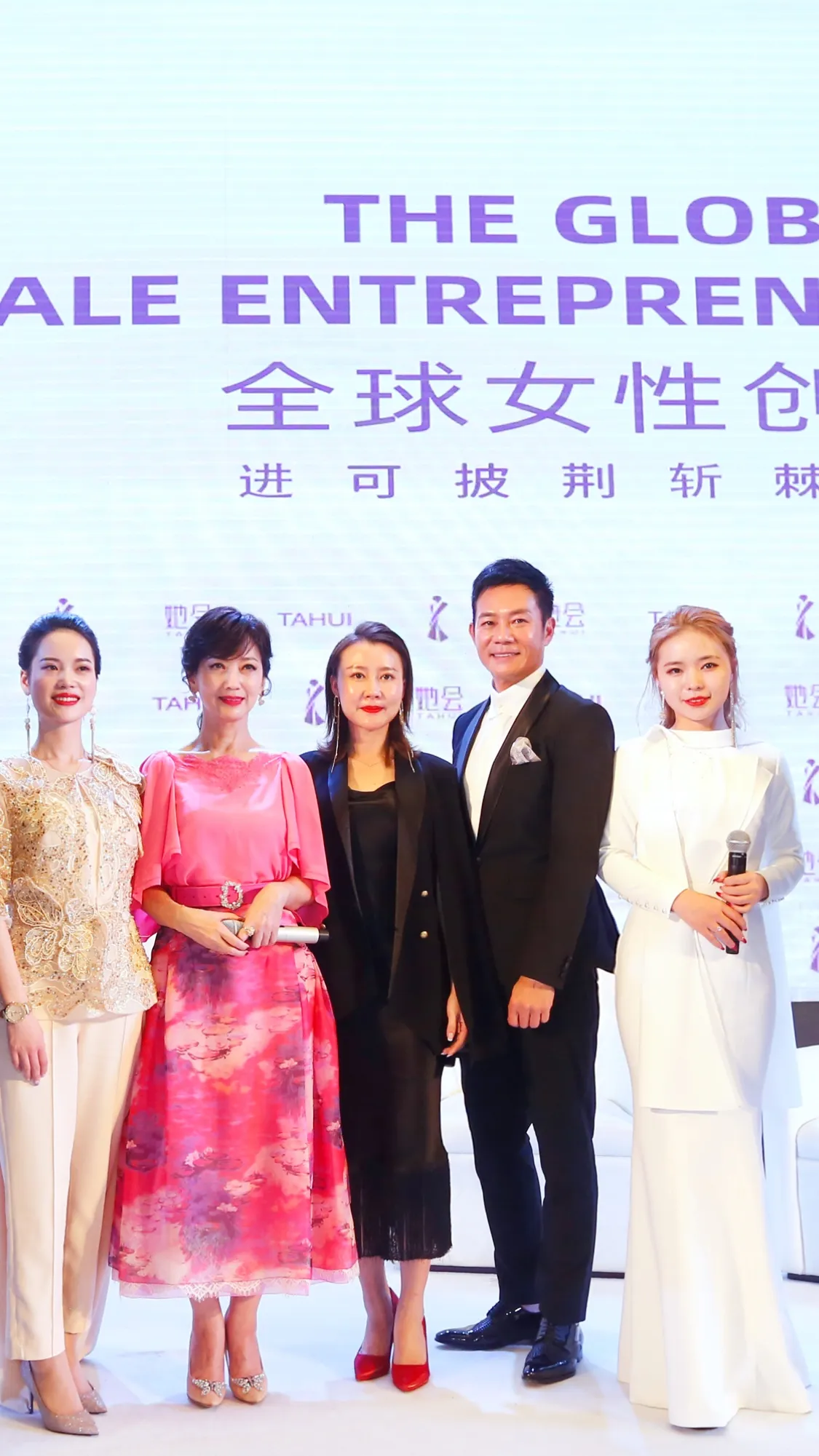  Cheung Siu-fai  Angie Chiu 携手出席2019全球独立女性成长论坛会2.jpg