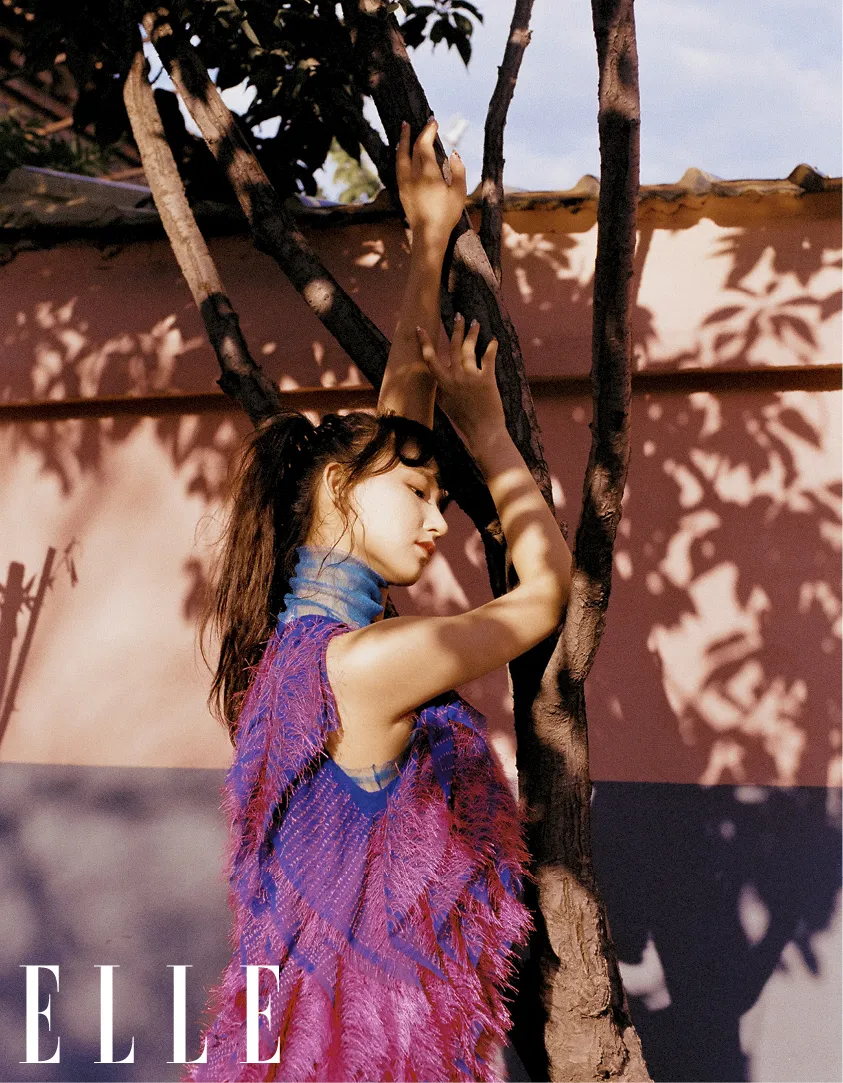 少女以影為伴倚樹而舞