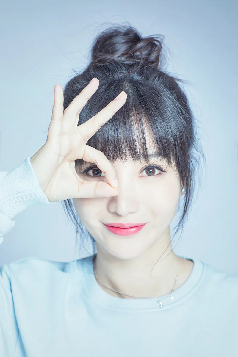  Liu Yan (actress) 笑容甜美手比ok.jpg