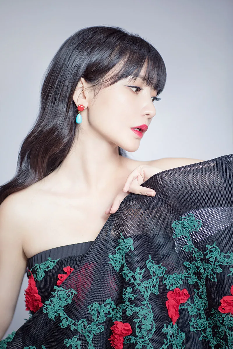  Liu Yan (actress) 身穿红绿撞色长裙 小露香肩 柔情似水3.jpg