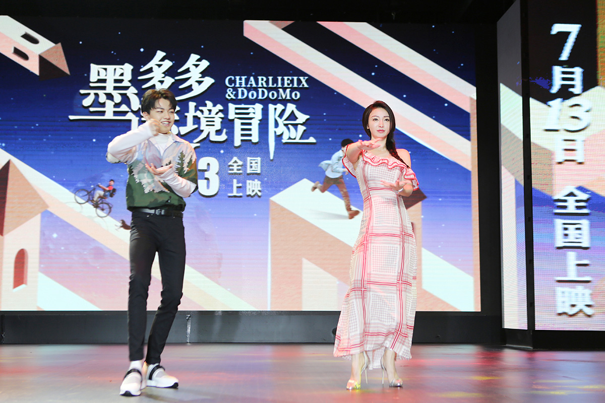 柳岩麻花辫变少女花式扭胯化身“练习生”与钱正昊battle舞技