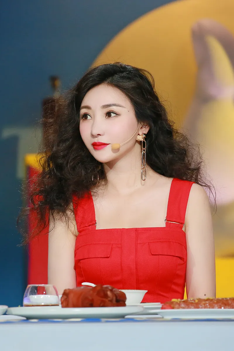 Liu Yan (actress-actress) in a red pleated dress looks stunning 2.jpg